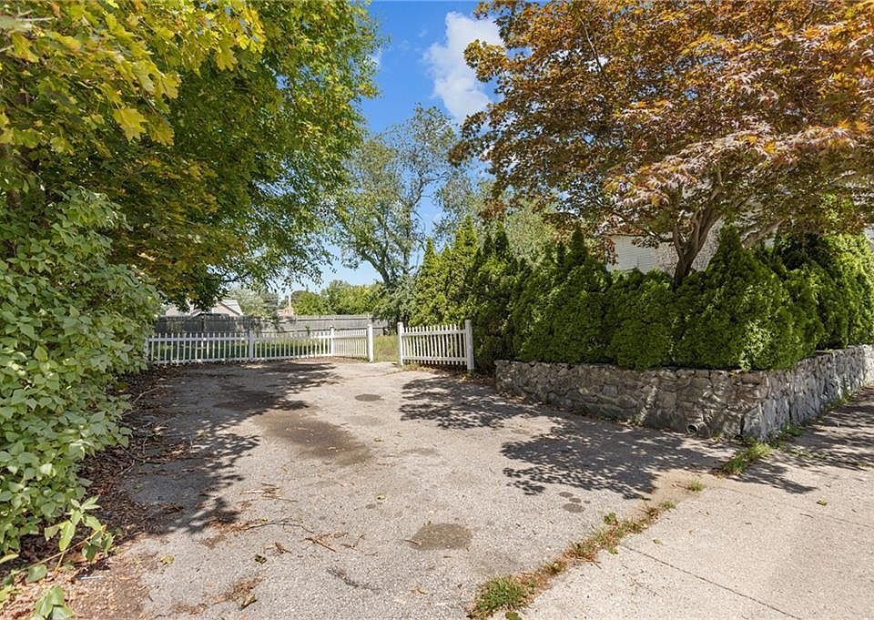 1st image of 221 Bay View Ave