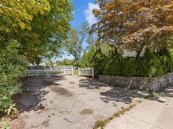 221 Bay View Ave, Cranston, RI 02905