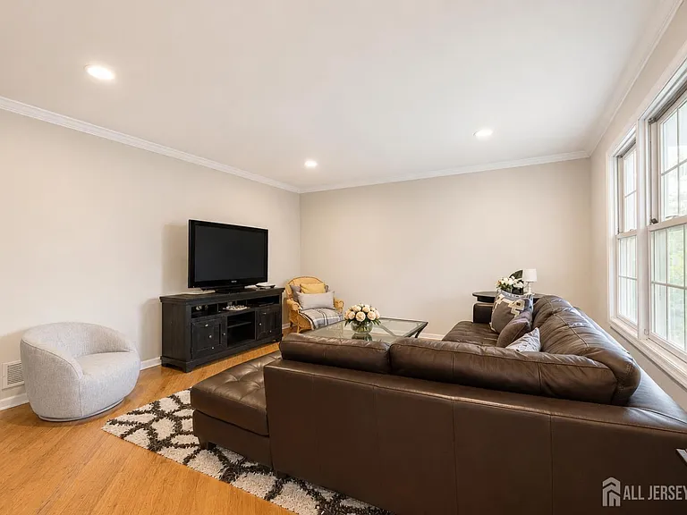 812 Columbus Ave — Photo 37