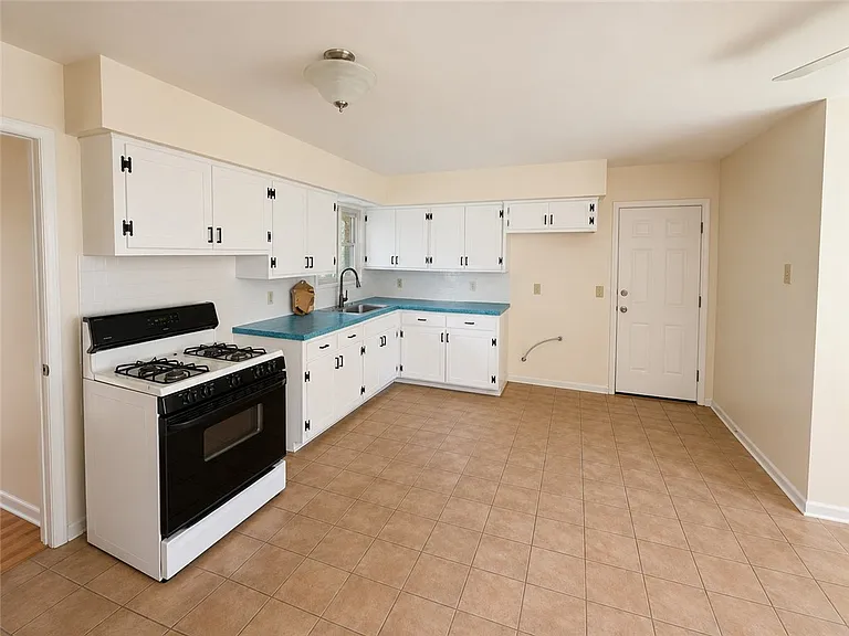 1013 Dolphin Pl — Photo 3