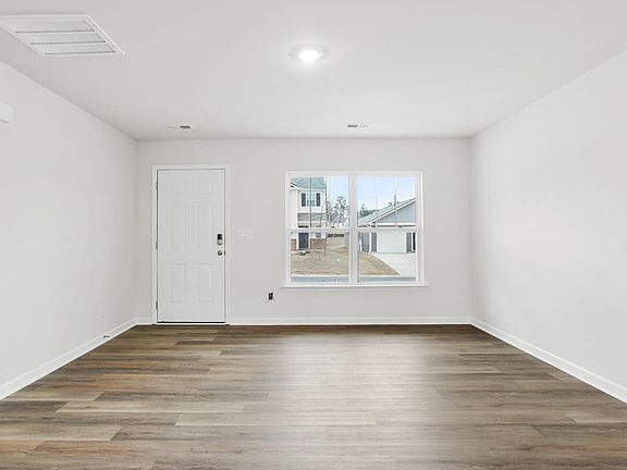 4th image of 681 Evaleigh St