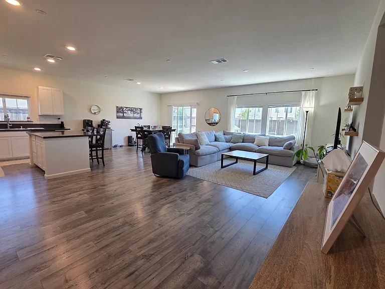 1245 Camelia Dr — Photo 2