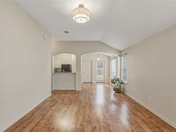 5th image of 920 Crested Point Dr