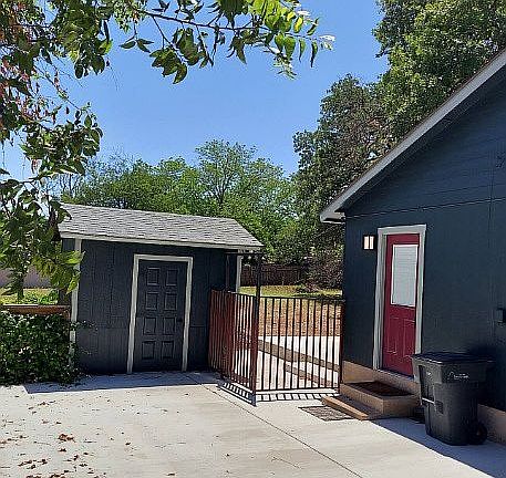 4th image of 805 Ettie St