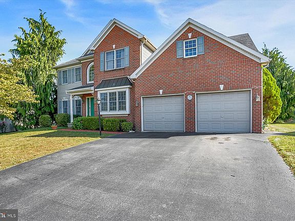 3rd image of 23 Pin Oak St