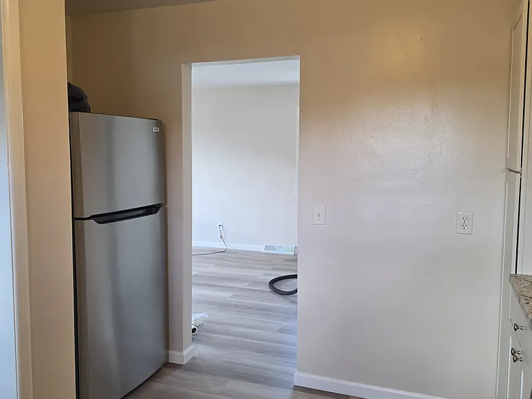 1421 & 1423 Creighton Ave #1423 — Photo 6