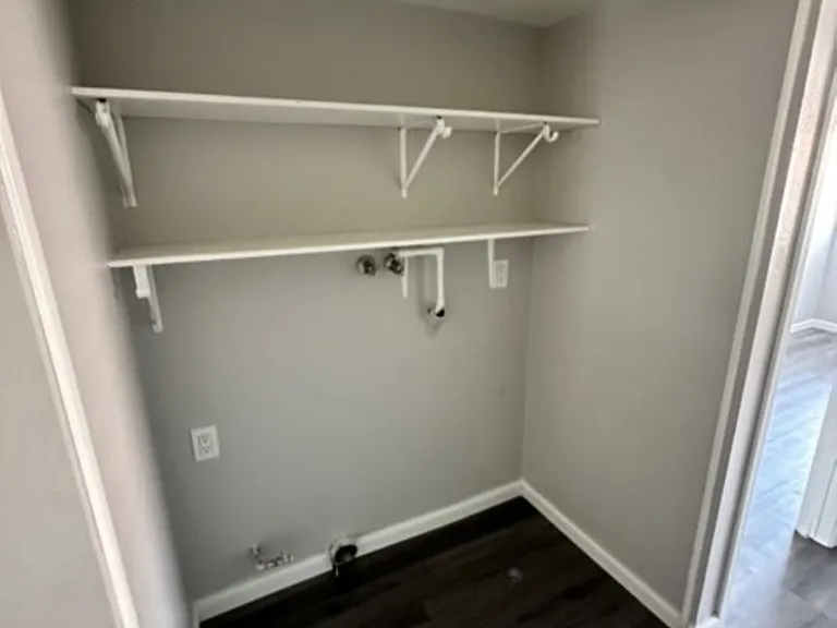 Chase Avenue East 960 — Photo 10