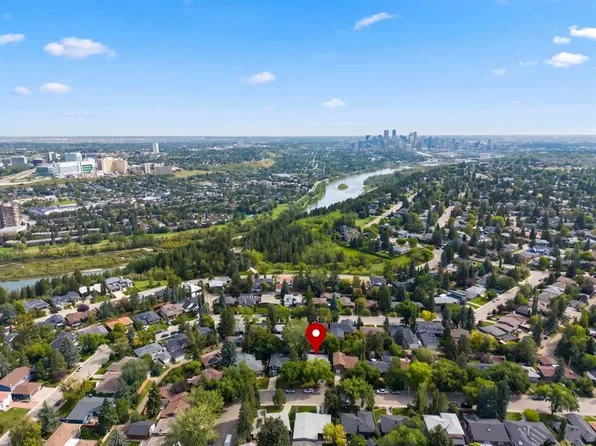 30 W Wimbledon Dr SW, Calgary, AB T3C 3J4