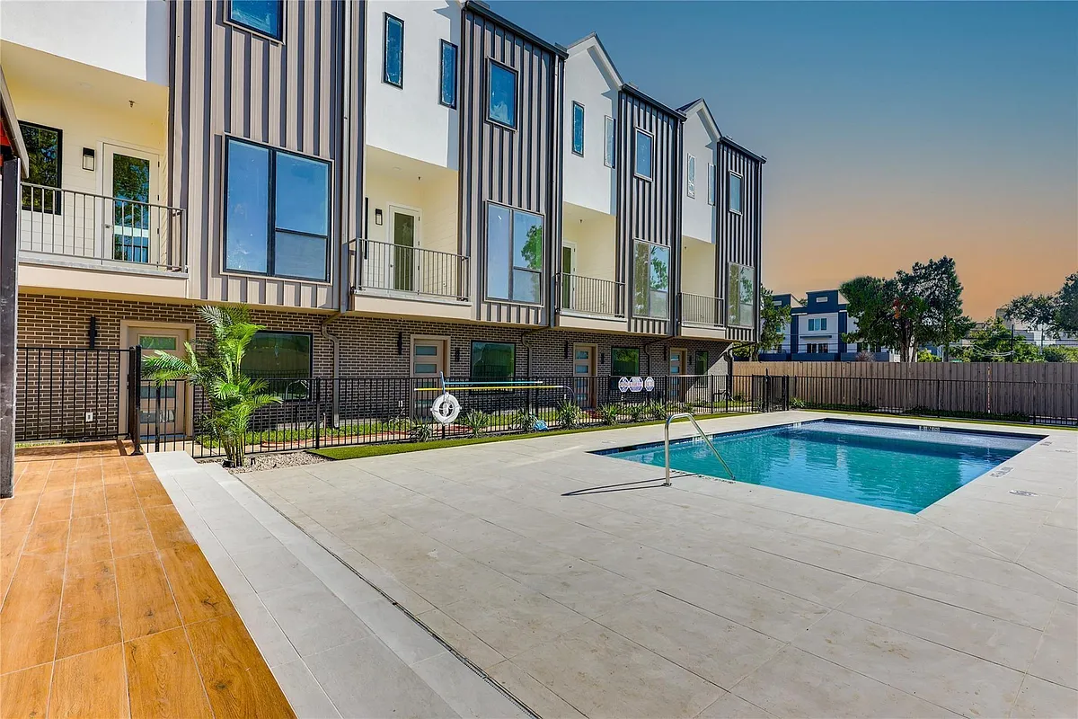 Building Photo - 1902 N Carroll Ave #102