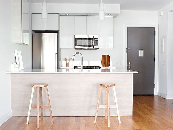 3rd image of 550 W 54th St APT 2016
