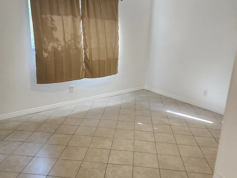 261 E Vermont Ave — Photo 14