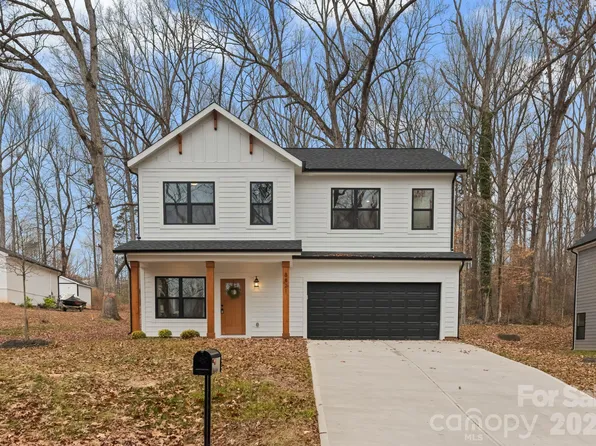 8821 Dogwood Dr, Charlotte, NC 28215