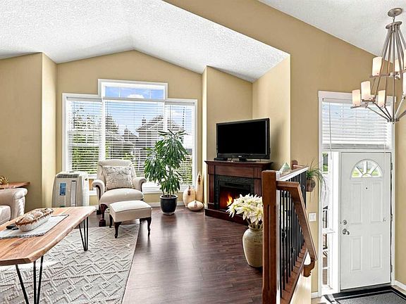 3rd image of 5 Cranberry Way SE