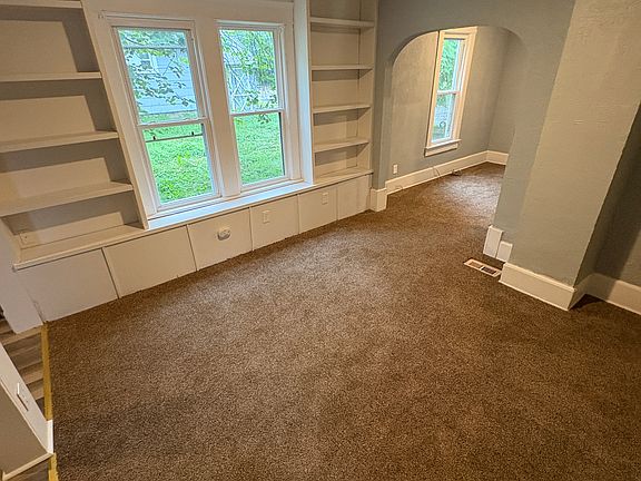 5th image of 699 W Paige Ave