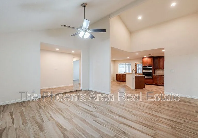 3231 N Woodburne Dr — Photo 3