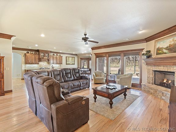 4th image of 8156 N 72nd East Ave