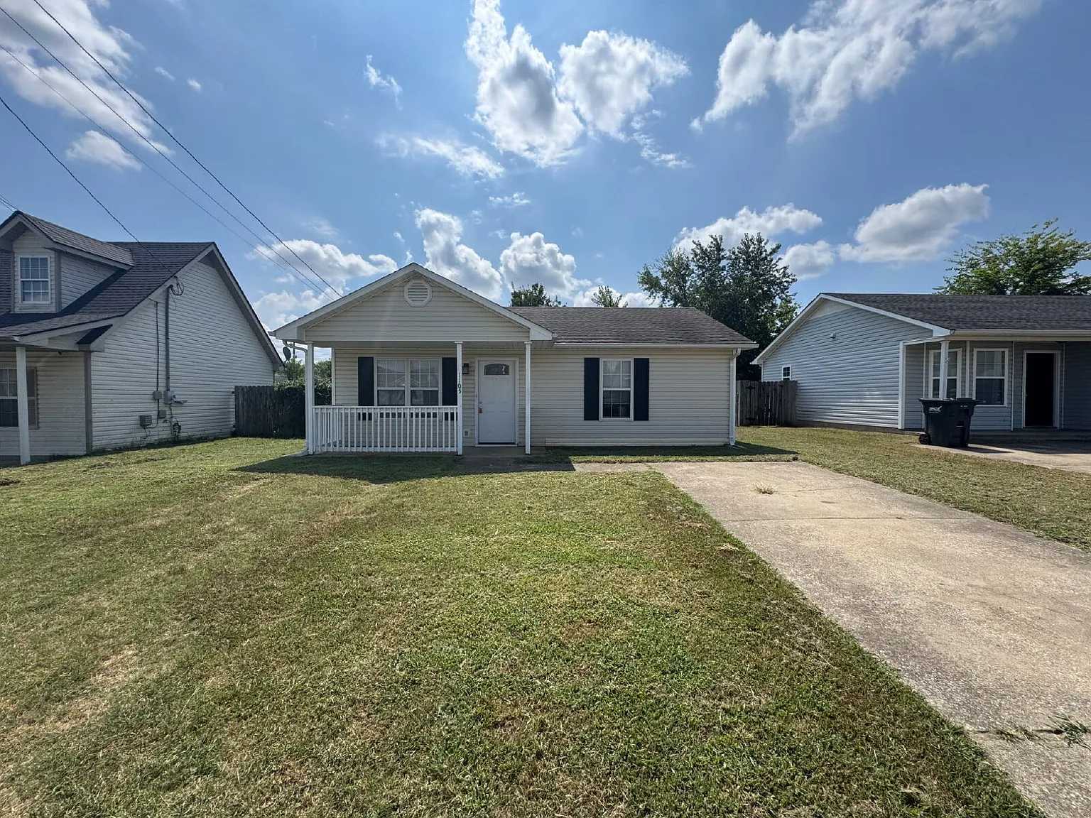 2 bed, 1.0 bath, 852 sqft, $1,095 — Photo 1