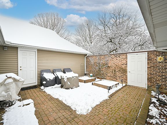 3rd image of 992 Dartmouth Dr
