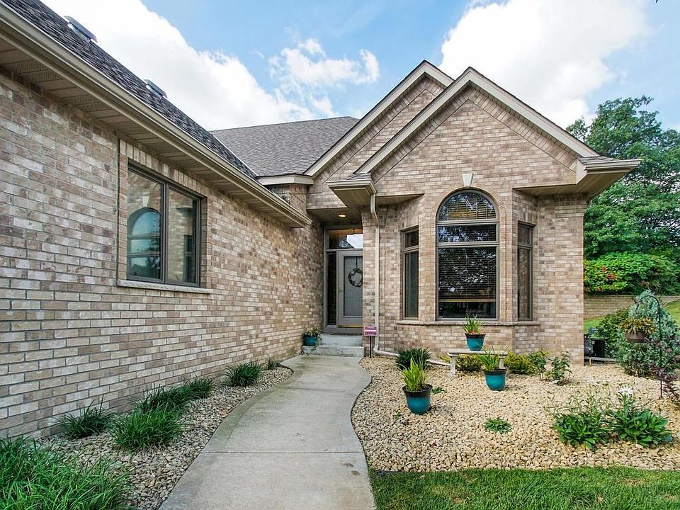 1st image of 2065 Acacia Dr