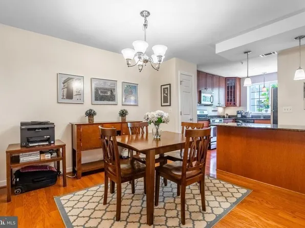 4071 S Four Mile Run Dr Unit 301, Arlington, VA 22204