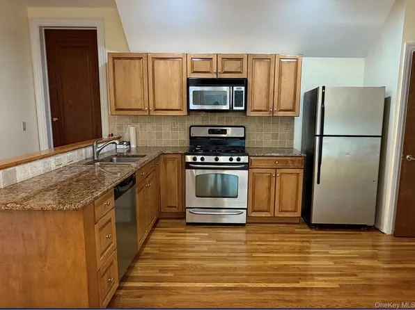 5 Candlewood Ct, Thornwood, NY 10594