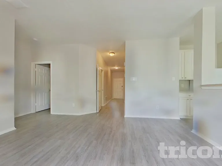 716 Kentucky Derby Ln — Photo 2