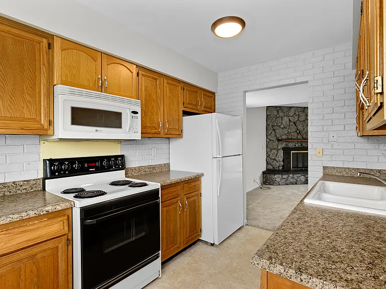 6205-6207 N Northmoor Ct — Photo 31