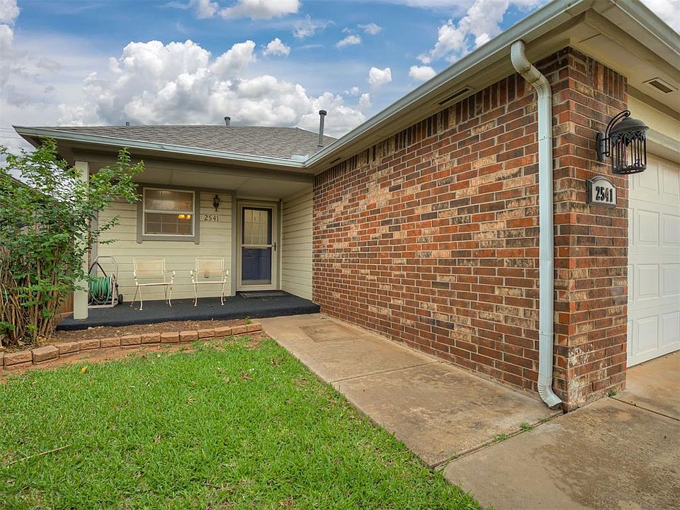 1st image of 2541 Lynn Ln