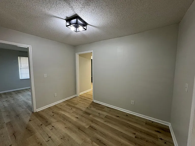 2109 Albany St — Photo 9