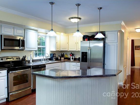 4th image of 165 Penny Ln