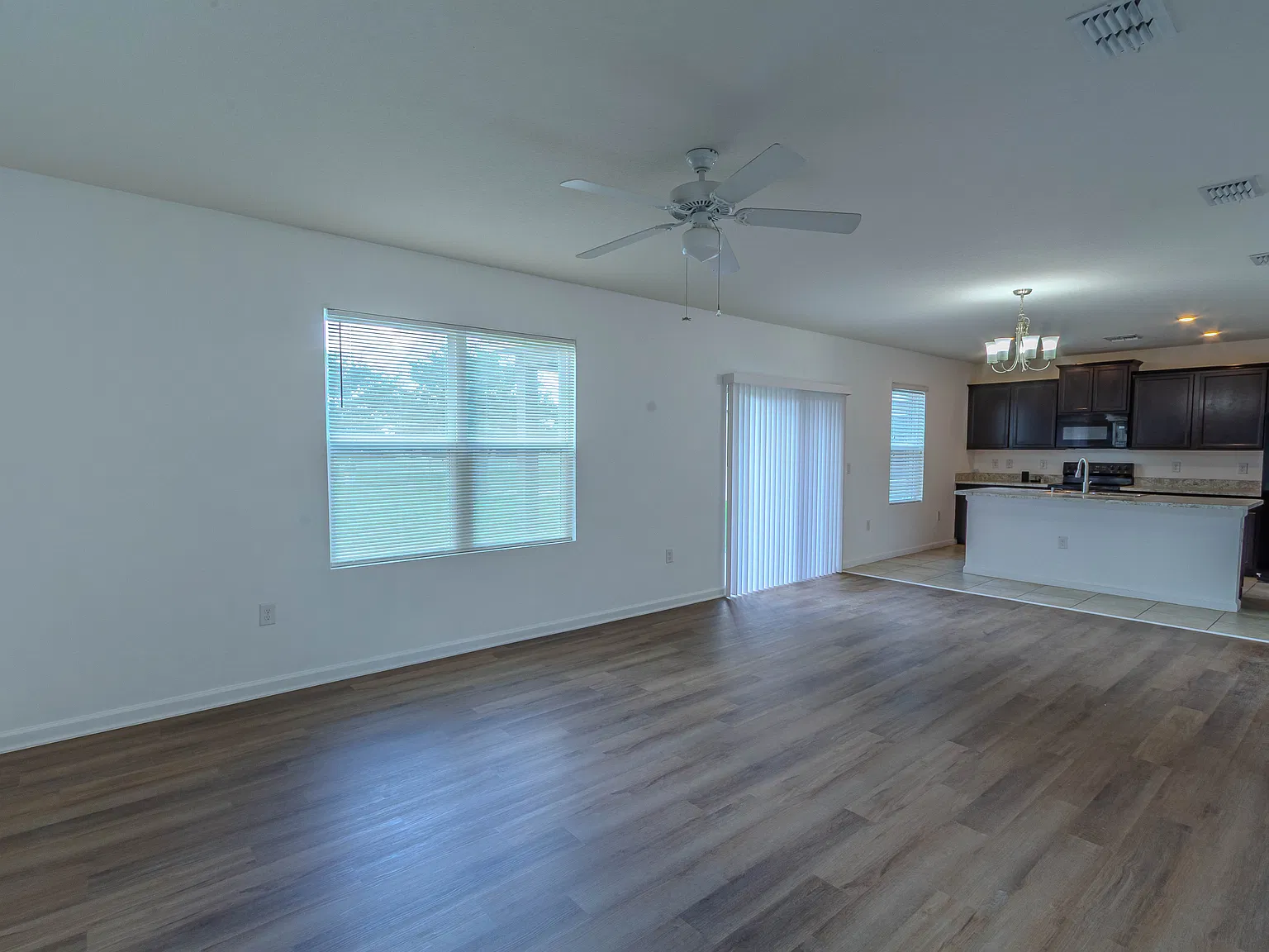 3 bed, 2.5 bath, 2004 sqft, $2,200 — Photo 2
