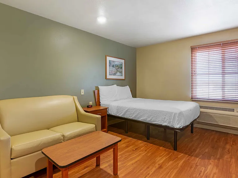 Deluxe Studio - 1 Queen Bed