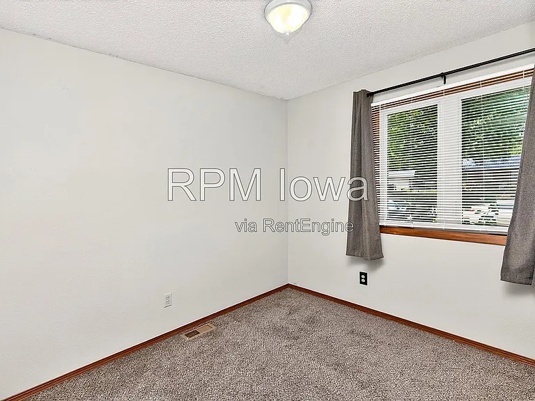 1614 NW Applewood St — Photo 16