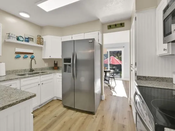 6886 S Hillside Village Cir, Salt Lake City, UT 84121