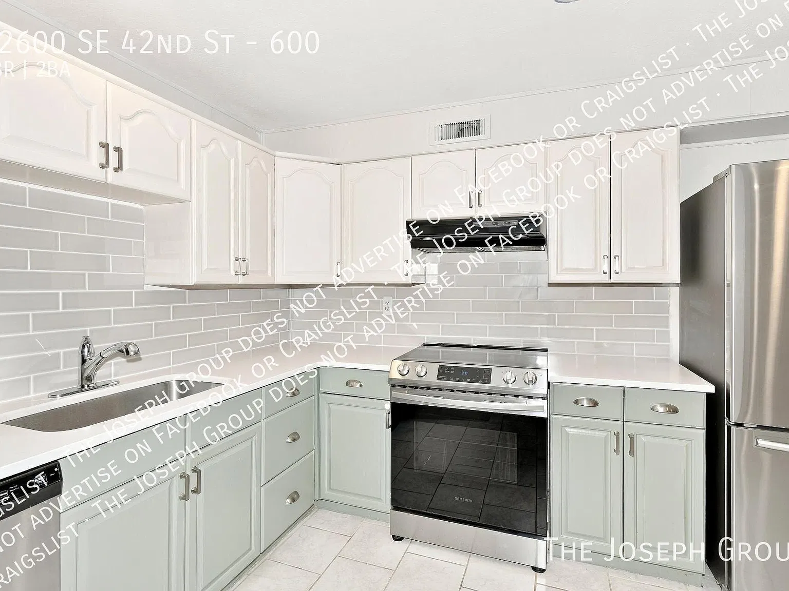 Two Bed Bellevue Townhome With Vaulted Ceilings & Private Patio — Photo 3