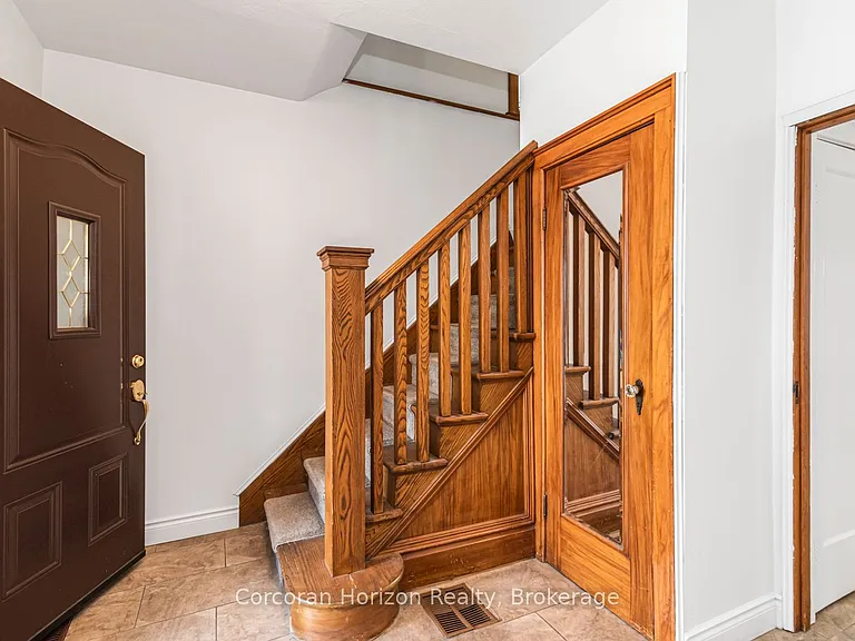 114 Weir St N — Photo 4