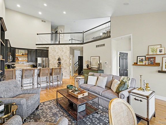 4th image of 686 W Bluff Ct #23