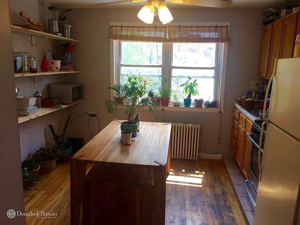 2nd image of 296 18th St #2