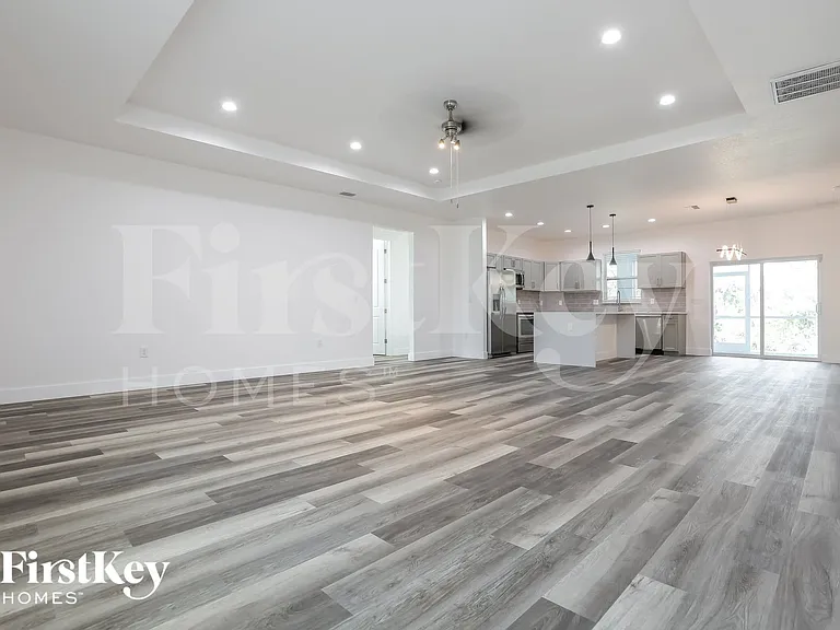 2698 Escambia Cir — Photo 3