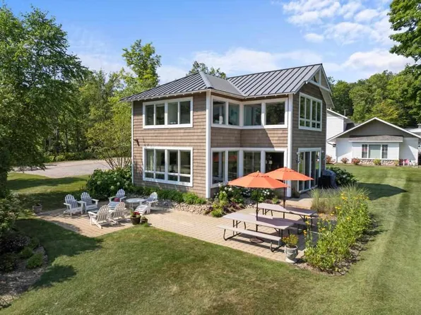 9447 Las Olas Dr, Charlevoix, MI 49720