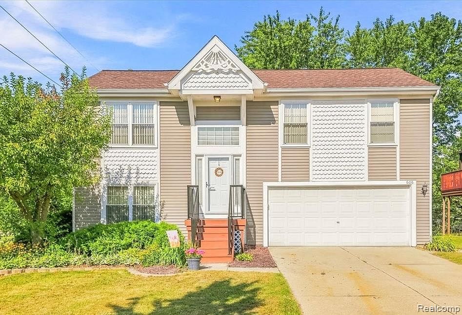 1st image of 606 Thornhill Ct