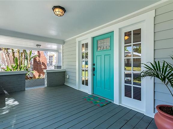 3rd image of 1020 E Crenshaw St