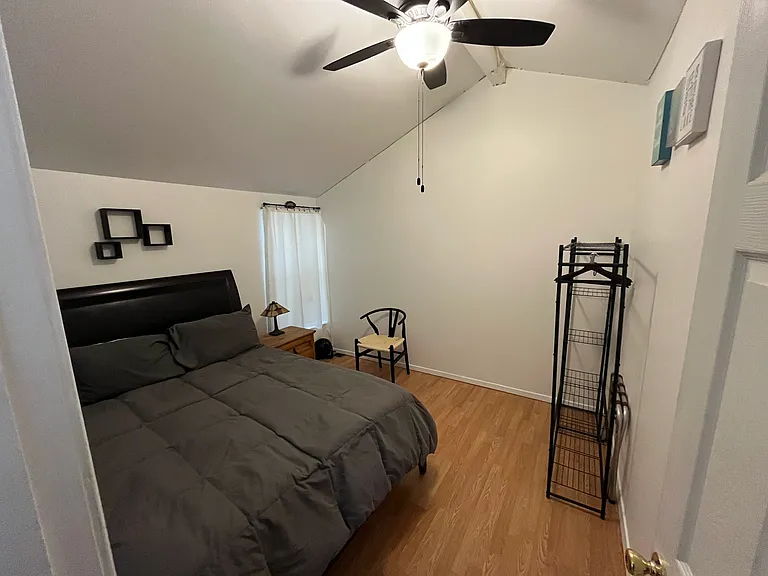 2nd Bedroom, Queen Bed.