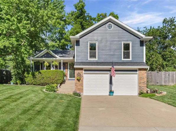 8609 Greenway Ln, Lenexa, KS 66215