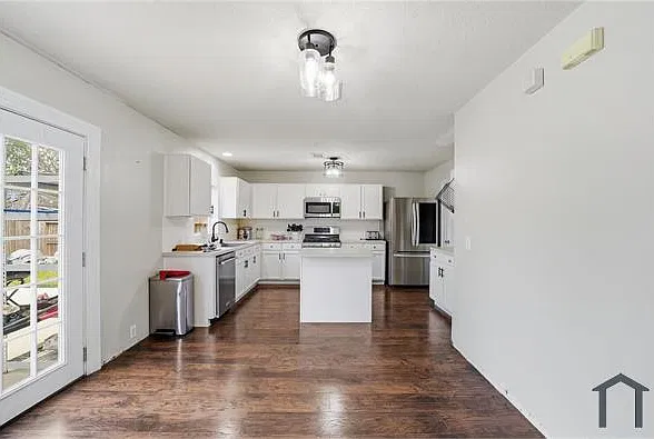 3 bed, 2352 sqft, $2,399 — Photo 4