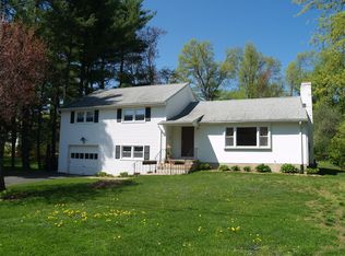 73 Farmstead Ln, West Hartford, CT 06117