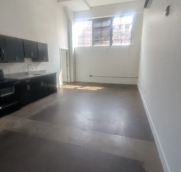 435 Tyler St — Photo 3