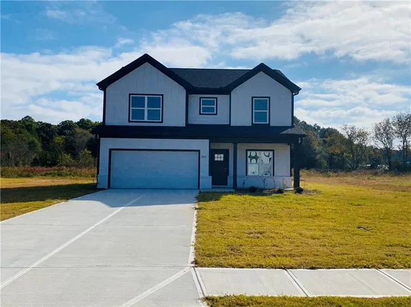 204 Strawberry Ln, Winder, GA 30680