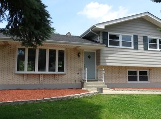 22 W 56th Pl, Westmont, IL 60559