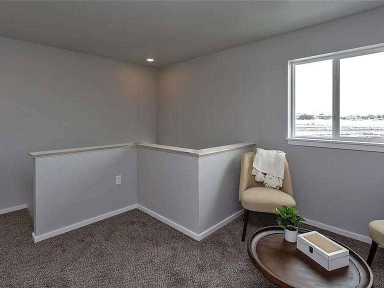 236 NW Greenwood Pl — Photo 3